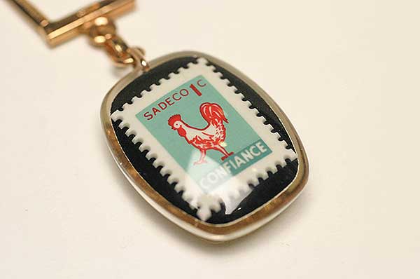 ブルボンキーホルダー 【SADECO】 リス 金色 切手 フレンチパブ